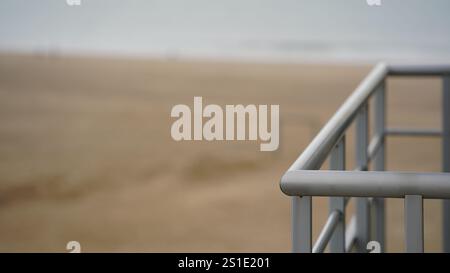 Seaside Serenity: Balkon aus Metalllegierung mit Blick auf das Meer Stockfoto