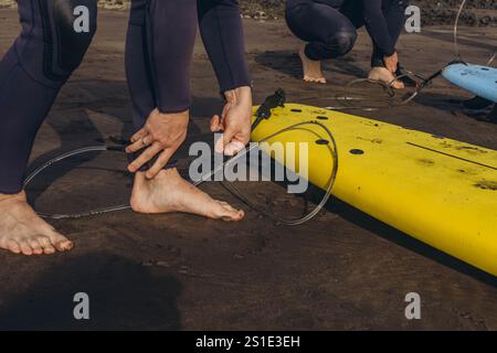 Der Bus zeigt der Gruppe der Surfer, wie man surft. Surfer Jungs am Strand. Hochwertige Fotos Stockfoto