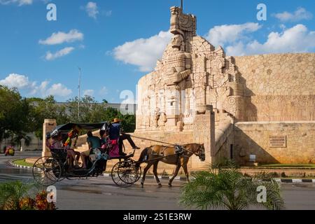 Pferdekutsche vor dem Vaterlanddenkmal (1956) des kolumbianischen Bildhauers Romulo Rozo Pena auf der Avenue Paseo de Montejo, Merida, Mexiko Stockfoto