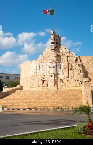 Denkmal für das Vaterland (1956) des kolumbianischen Bildhauers Romulo Rozo Pena auf der Avenue Paseo de Montejo, Merida, Mexiko Stockfoto