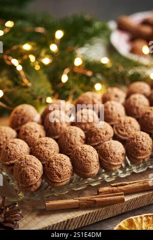 Gebackene selbstgemachte Weihnachtskekse in Form von Nüssen, gefüllt mit Kakaocreme Stockfoto