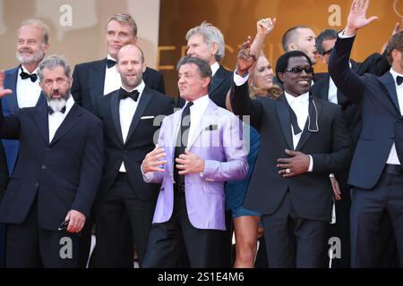 Dolph Lundgren, Harrison Ford, Regisseur Patrick Hughes, Schauspieler Antonio Banderas, Mel Gibson, Jason Statham, Sylvester Stallone, Ronda Rousey und Wesley Snipes nehmen am 18. Mai 2014 an der Premiere von Expandables 3 während des 67. Internationalen Filmfestivals von Cannes im Palais des Festivals in Cannes, Frankreich, Teil Stockfoto