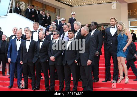 (Top l-r) Schauspieler Dolph Lundgren, Mel Gibson, Regisseur Patrick Hughes, Sylvester Stallone, Harrison Ford, Wesley Snipes, Kellan Lutz, Ronda Rousey, die Schauspieler Kelsey Grammer, Glen Powell, Jason Statham, Antonio Banderas, Victor Ortiz und Randy Couture nehmen am 18. Mai 2014 an der Premiere von Expandables 3 während des 67. internationalen Filmfestivals von Cannes im Palais des Festivals in Cannes, Frankreich, Teil Stockfoto