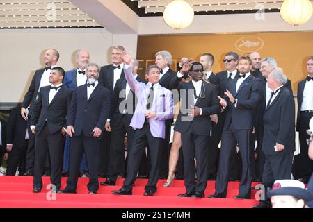 (Top l-r) Schauspieler Glen Powell, Kelsey Grammer, Dolph Lundgren, Harrison Ford, Regisseur Patrick Hughes, Schauspieler Antonio Banderas, Randy Couture (vorne l-r) Victor Ortiz, Mel Gibson, Jason Statham, Sylvester Stallone, Ronda Rousey, Wesley Snipes, Kellan Lutz, Gast und Produzent AVI Lerner nahmen am 18. Mai 2014 an der Premiere von Expandables 3 während des 67. internationalen Filmfestivals von Cannes im Palais des Festivals in Cannes Teil Stockfoto