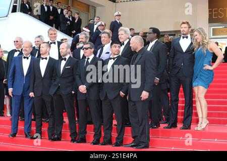 (Top l-r) Schauspieler Dolph Lundgren, Mel Gibson, Regisseur Patrick Hughes, Sylvester Stallone, Harrison Ford, Wesley Snipes, Kellan Lutz, Ronda Rousey, die Schauspieler Kelsey Grammer, Glen Powell, Jason Statham, Antonio Banderas, Victor Ortiz und Randy Couture nehmen am 18. Mai 2014 an der Premiere von Expandables 3 während des 67. internationalen Filmfestivals von Cannes im Palais des Festivals in Cannes, Frankreich, Teil Stockfoto