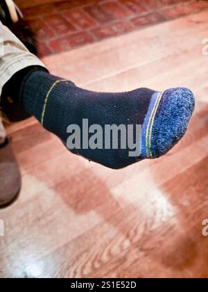 Socken auf menschlichen Füßen, Person ohne Schuhe auf den Füßen Socken auf menschlichen Füßen, Person ohne Schuhe Stockfoto