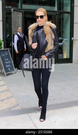 Model Rosie Huntington-Whiteley verließ ein Hotel in der Innenstadt und besuchte am 29. April 2016 ein Geschäft in Midtown Manhattan in New York City Stockfoto