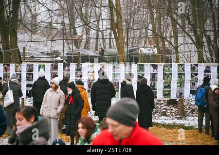 LEMBERG, UKRAINE - 29. DEZEMBER 2024 - Menschen gehen an den Fotos von streunenden Tieren vorbei, die während des Basars der guten Wohltätigkeitsveranstaltung in Lemberg, Westukraine gezeigt wurden. Stockfoto