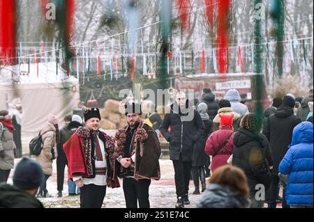 LVIV, UKRAINE - 29. DEZEMBER 2024 - Caroller aus Kryworivnia, Iwano-Frankiwsk, die traditionelle Kleidung der Hutsul tragen, nehmen an der Wohltätigkeitsveranstaltung „Basar der Guten“ Teil, die zur Unterstützung streunender Tiere in Lviv, Westukraine stattfindet. Stockfoto