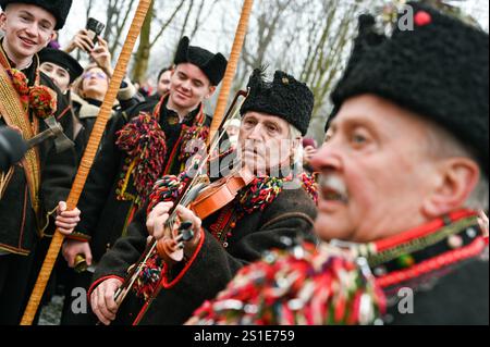 LVIV, UKRAINE - 29. DEZEMBER 2024 - Caroller aus Kryworivnia, Iwano-Frankiwsk, die traditionelle Hutsul-Kleidung tragen, treten während des Basars der guten Wohltätigkeitsveranstaltung zur Unterstützung streunender Tiere in Lviv, Westukraine auf. Stockfoto