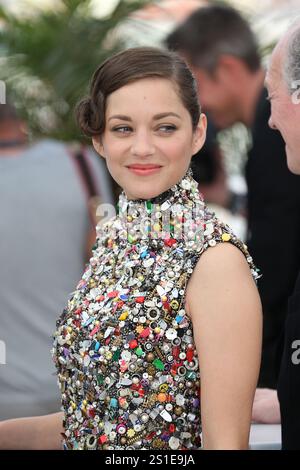 Schauspielerin Marion Cotillard nimmt am 20. Mai 2014 am Fotoaufruf von „Deux Jours, Une Nuit“ während des 67. Internationalen Filmfestivals von Cannes im Palais des Festivals Teil Stockfoto