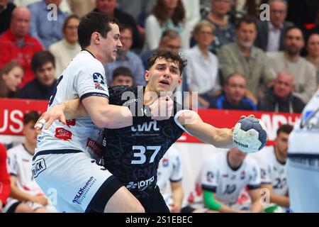 Finn Leun (Ludwigshafen) im Zweikampf mit Johannes Klein (Huettenberg) TV Huettenberg vs Eulen Ludwigshafen, Handball, 2. Bundesliga, 26.12.2024 Foto: Rene Weiss/Eibner Stockfoto