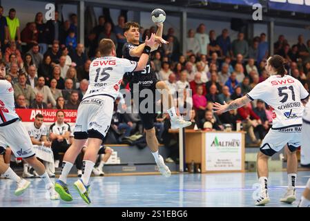 Finn Leun (Ludwigshafen) im Zweikampf mit Moritz Zoerb (Huettenberg) TV Huettenberg vs Eulen Ludwigshafen, Handball, 2. Bundesliga, 26.12.2024 Foto: Rene Weiss/Eibner Stockfoto