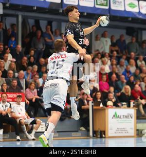 Finn Leun (Ludwigshafen) im Zweikampf mit Moritz Zoerb (Huettenberg) TV Huettenberg vs Eulen Ludwigshafen, Handball, 2. Bundesliga, 26.12.2024 Foto: Rene Weiss/Eibner Stockfoto