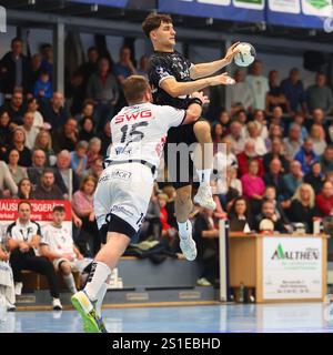 Finn Leun (Ludwigshafen) im Zweikampf mit Moritz Zoerb (Huettenberg) TV Huettenberg vs Eulen Ludwigshafen, Handball, 2. Bundesliga, 26.12.2024 Foto: Rene Weiss/Eibner Stockfoto