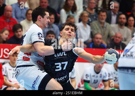 Finn Leun (Ludwigshafen) im Zweikampf mit Johannes Klein (Huettenberg) TV Huettenberg vs Eulen Ludwigshafen, Handball, 2. Bundesliga, 26.12.2024 Foto: Rene Weiss/Eibner Stockfoto