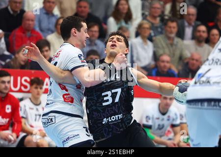 Finn Leun (Ludwigshafen) im Zweikampf mit Johannes Klein (Huettenberg) TV Huettenberg vs Eulen Ludwigshafen, Handball, 2. Bundesliga, 26.12.2024 Foto: Rene Weiss/Eibner Stockfoto