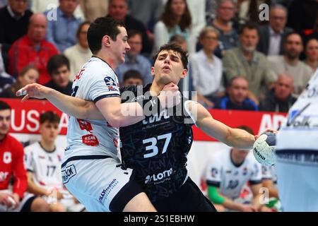 Finn Leun (Ludwigshafen) im Zweikampf mit Johannes Klein (Huettenberg) TV Huettenberg vs Eulen Ludwigshafen, Handball, 2. Bundesliga, 26.12.2024 Foto: Rene Weiss/Eibner Stockfoto