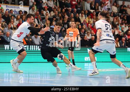 Finn Leun (Ludwigshafen) im Zweikampf mit Vit Reichl (Huettenberg) TV Huettenberg vs Eulen Ludwigshafen, Handball, 2. Bundesliga, 26.12.2024 Foto: Rene Weiss/Eibner Stockfoto