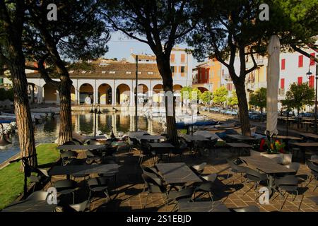 Blick auf Desenzano del Garda. Oktober 2024, Desenzano del Garda, Brescia, Italien Stockfoto