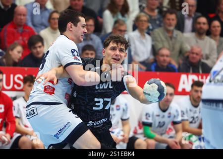 Finn Leun (Ludwigshafen) im Zweikampf mit Johannes Klein (Huettenberg) TV Huettenberg vs Eulen Ludwigshafen, Handball, 2. Bundesliga, 26.12.2024 Foto: Rene Weiss/Eibner Stockfoto