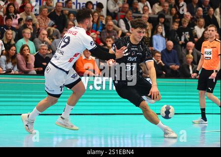 Finn Leun (Ludwigshafen) im Zweikampf mit Vit Reichl (Huettenberg) TV Huettenberg vs Eulen Ludwigshafen, Handball, 2. Bundesliga, 26.12.2024 Foto: Rene Weiss/Eibner Stockfoto