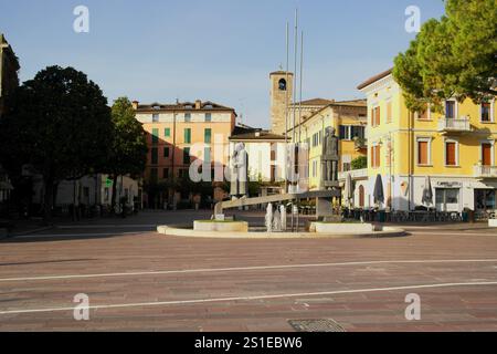 Blick auf Desenzano del Garda. Oktober 2024, Desenzano del Garda, Brescia, Italien Stockfoto