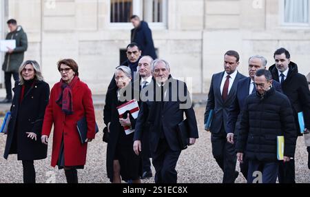 Paris, Frankreich. Januar 2025. Der französische Premierminister Francois Bayrou (2. R, Front) trifft am 3. Januar 2025 mit Regierungsmitgliedern für den ersten Ministerrat unter der neuen Regierung im Elysee-Palast in Paris ein. Der französische Premierminister Francois Bayrou enthüllte die neue Regierung am 23. Dezember 2024 und ernannte zwei ehemalige Premierminister Manuel Valls und Elisabeth Born in sein Kabinett, so eine Pressemitteilung des Elysees. Quelle: Gao Jing/Xinhua/Alamy Live News Stockfoto