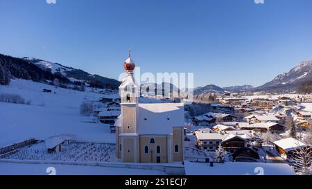 Blick auf die Dorfkirche in Going am Wilden Kaiser in Österreich Tirol Europäische Alpen Stockfoto