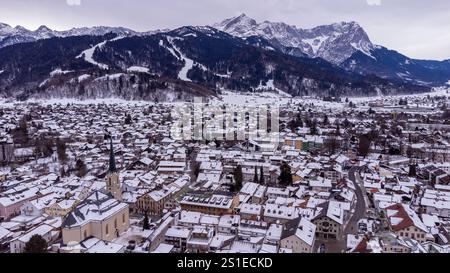 Blick auf die Stadt Grainau mit der Zugspitze im Hintergrund, Bayern, Deutsche Alpen Stockfoto