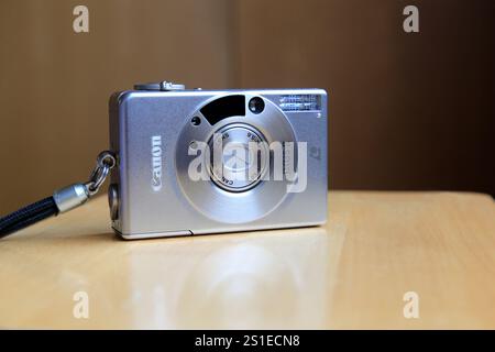 Canon IXUS II Kompaktkamera, auch bekannt als Canon ELPH 2 oder IXY 320 für APS Filmsystem, auf Holztisch. Salo, Finnland. Dezember 2024. Stockfoto