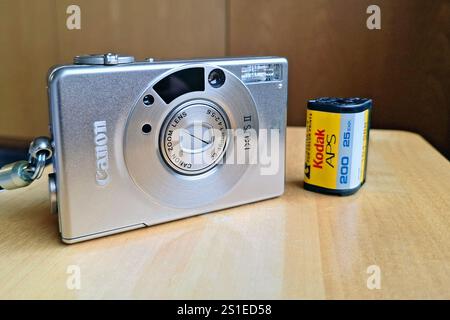 Canon IXUS II Kompaktkamera für das APS Filmsystem und Kodak Advantix 200 Speed APS 25 Belichtungsfilm auf Holztisch. Salo, Finnland. Dezember 2024. Stockfoto