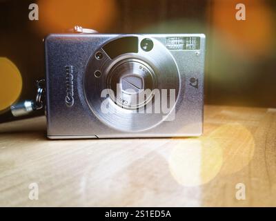 Canon IXUS II Kompaktkamera, auch bekannt als Canon ELPH 2 oder IXY 320 für APS Filmsystem. Bokeh-Filter hinzugefügt. Salo, Finnland. Dezember 2024. Stockfoto