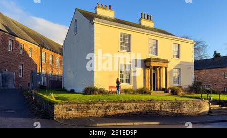 Abbots Bank, ein denkmalgeschütztes Gebäude, das stolz zwischen der BT Telefonzentrale auf der linken Seite und der Grade II* Friarage Barn, Penrith, Großbritannien, steht Stockfoto