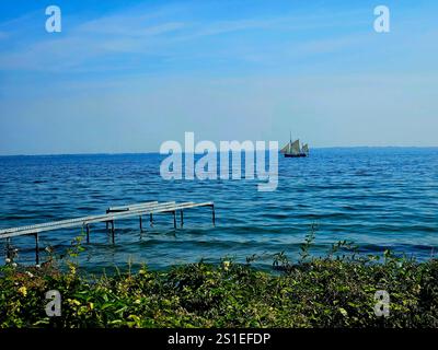 Im Sommer segelt das Boot über das blaue Meer Stockfoto