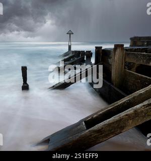 seaton Schleusenbruchwasser bei seaton nahe blyth northumberland mit Wellen, die bei Flut brechen Stockfoto