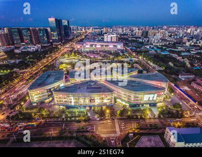 Haikou. Januar 2025. Ein Foto der undatierten Drohne zeigt die Haikou MOVA in Haikou, südchinesischer Provinz Hainan. Der deutsche Einzelhandelskonzern Metro AG wird in der zweiten Jahreshälfte in Haikou, der Hauptstadt der südchinesischen Provinz Hainan, ein neues Geschäft eröffnen. Das neue Geschäft auf einer Fläche von 12.000 Quadratmetern befindet sich in Haikou MOVA, einem Kultur- und Tourismuskomplex im Herzen des geschäftigen Geschäftsviertels der Stadt. UM MIT 'Metro AG startet den ersten Store in Chinas Hainan' Credit: Xinhua/Alamy Live News Stockfoto
