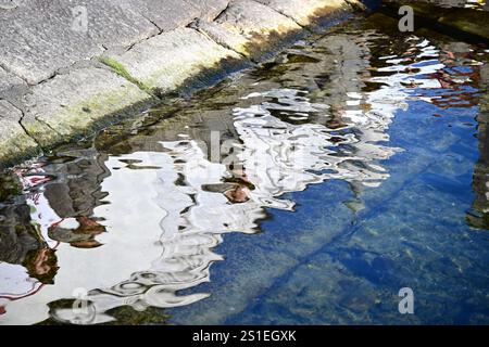 Prangerschiessen am Rathausplatz in Gmunden, im oberösterreichischen Salzkammergut, am 31.12.2024. Das Bild zeigt die Spiegelung von Prangerchützen an der Oberfläche des Traunsees 2024 - Prangerschiessen am Rathausplatz in Gmunden, im oberösterreichischen Salzkammergut, am 31.12.2024. *** Prangerschießerei auf dem Rathausplatz in Gmunden, im oberösterreichischen Salzkammergut, am 31 12 2024 das Bild zeigt die Reflexion von Prangerschießern auf der Oberfläche des Traunsees 2024 Prangerschießerei auf dem Rathausplatz in Gmunden, im oberösterreichischen Salzkammergut, am 31 12 2024 Stockfoto