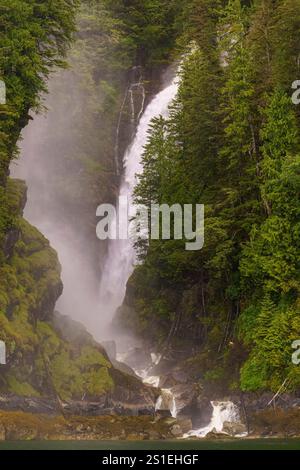 Der Milard Creek Wasserfall in Knight Inlet, traditionelles Gebiet der da’Naxda’xw Awaetlala First Nation, British Columbia, Kanada Stockfoto