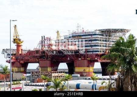 Die Unterkunftsplattform 'Floatel Reliance' im Hafen von Santa Cruz, Teneriffa. Stockfoto