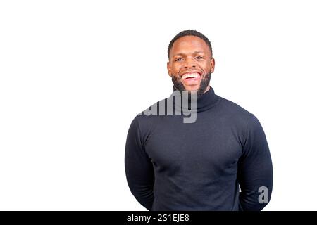 Porträt eines fröhlichen jungen gutaussehenden afro-amerikanischen Geschäftsmannes, der einen schwarzen Rollkragenpullover trägt, lächelt und Zähne zeigt Stockfoto