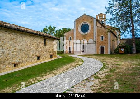 Chiesa di Santa Maria di Ronzano. Castel Castagna, Teramo, Abruzzen, Italien, Europa. Stockfoto