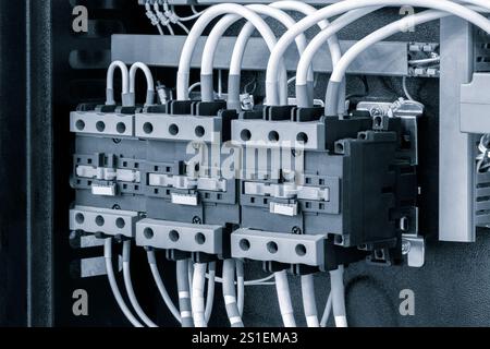 Schalttafel mit vielen Drähten, elektrischen Teilen, automatischen Schaltern, Leistungsschaltern, Fehlerstromschutzvorrichtungen, Sicherungen, Klemmen Stockfoto