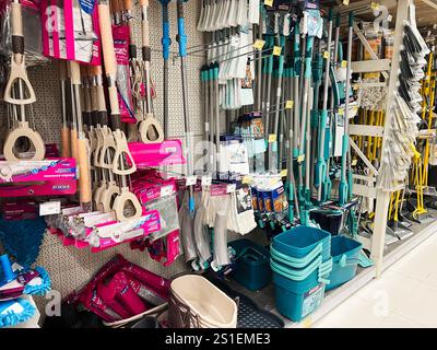 Kiew, Ukraine - 03. Januar 2025: Ein Bereich in einem Geschäft mit verschiedenen Reinigungswerkzeugen, Eimern und Verbrauchsmaterialien, die ordentlich angeordnet sind. Stockfoto