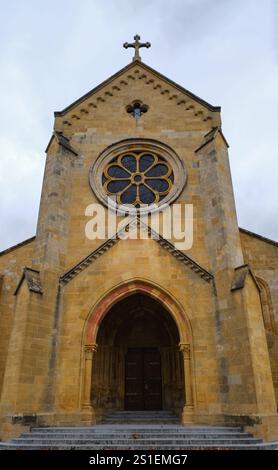 Schöne Stiftskirche aus dem 12. Jahrhundert in Neuchatel, Schweiz Stockfoto