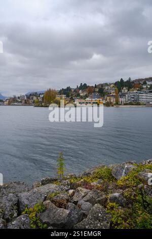 Blick auf Neuchatel, Schweiz, über den See an einem stimmungsvollen Tag Stockfoto