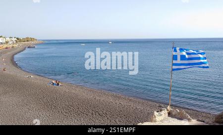 Upperview von Kamari Dorf und Strand auf Insel Santorin Stockfoto