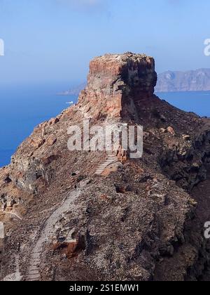 Panoramablick auf den Imerovigli Skaros Rock auf Santorin Island, Griechenland Stockfoto
