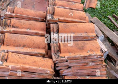 Stapel alter Tonfliesen in einem Mauerwerk-Sanierungsraum. Stockfoto
