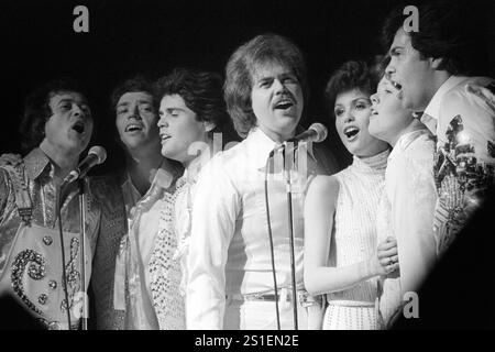 Aktenfoto vom 27/1/1979: The Osmonds (l-r) Merrill, Jay, Donny, Wayne, Marie, Jimmy und Alan Osmond während eines Konzerts im Rainbow Theatre, Finsbury Park, London. Wayne Osmond, der mit seinen Brüdern in der Pop-Gruppe The Osmonds sang, ist im Alter von 73 Jahren gestorben, wie seine Familie bestätigte. Ausgabedatum: Samstag, 27. Januar 1979. Stockfoto